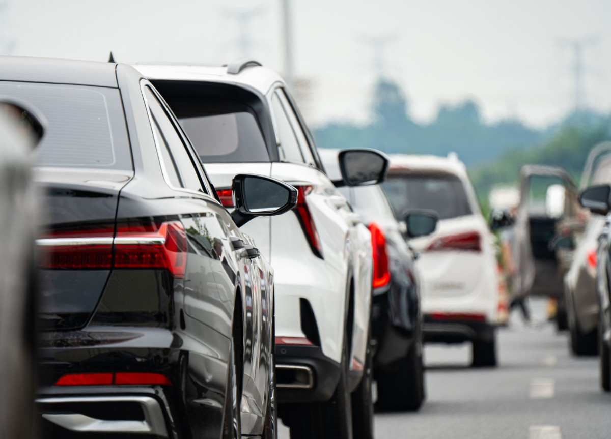 Zahlreiche Autos stehen auf einer zweispurigen Straße im Stau