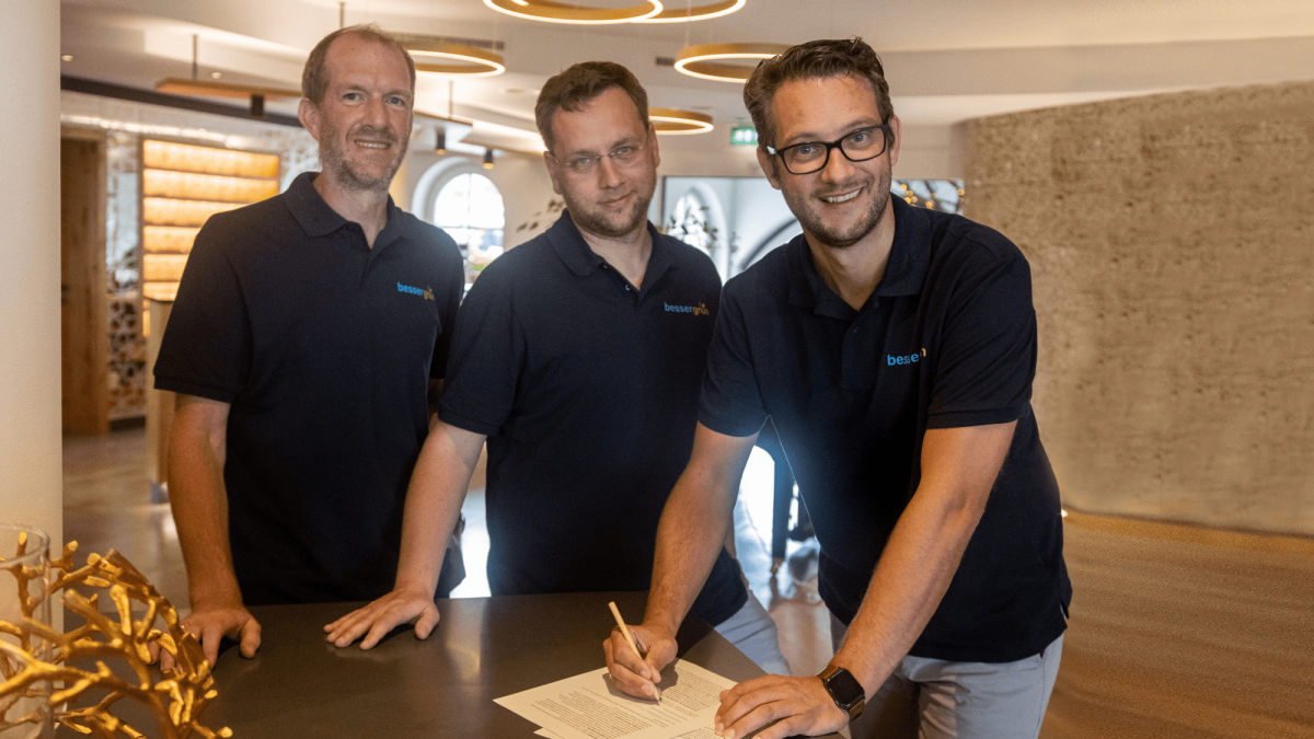 bessergrün-Stipendiaten stehen im Wald