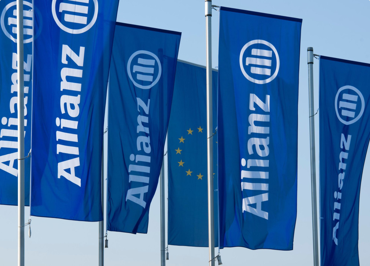 Mehrere Flaggen mit dem Schriftzug und Logo der Allianz Versicherung