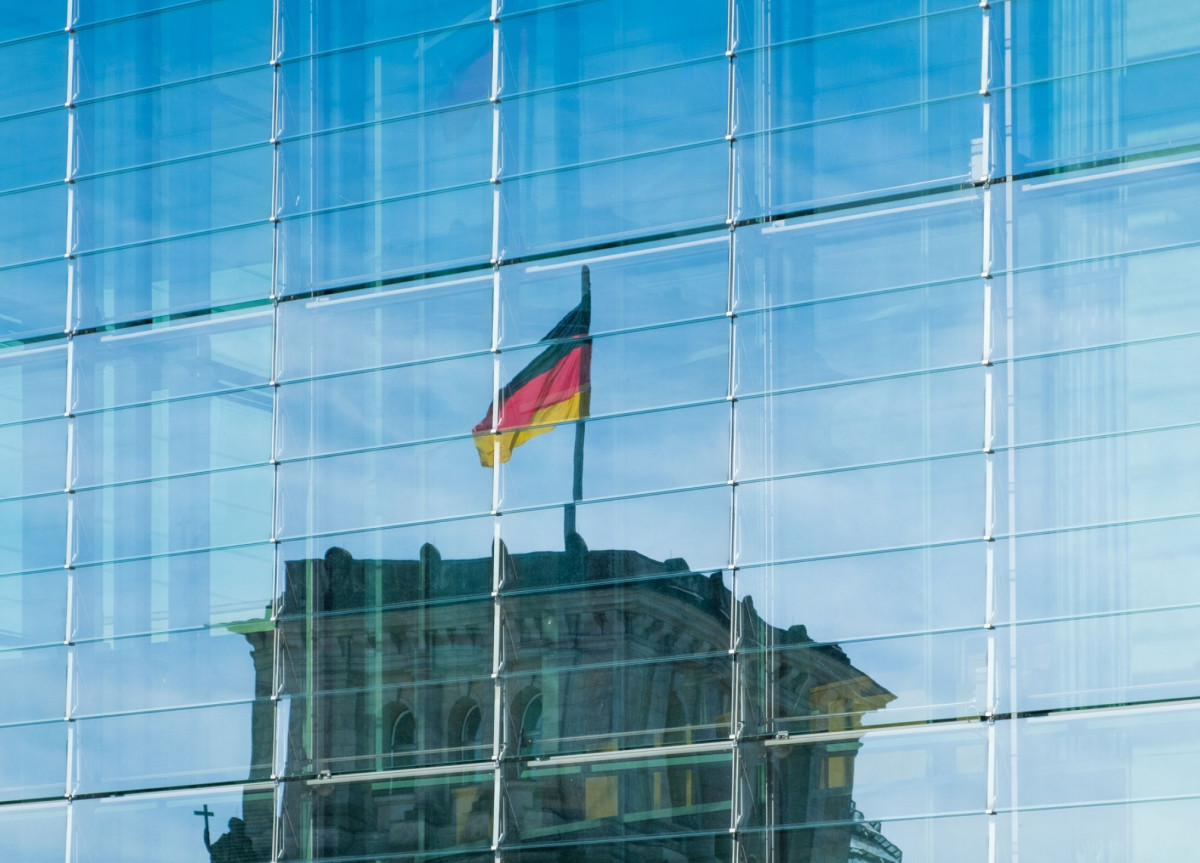 Der Reichstag spiegelt sich in Fensterscheiben