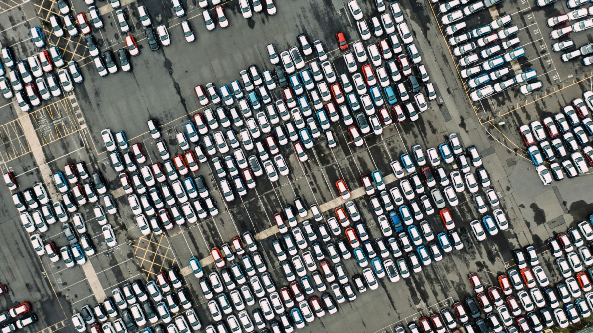 Viele Autos auf einem Parkplatz