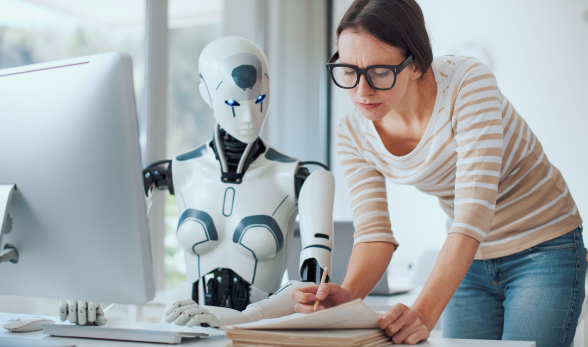 Frau und Roboter arbeiten zusammen