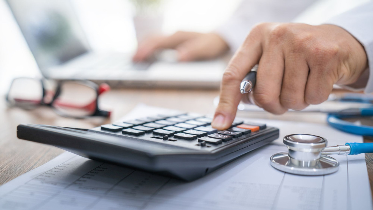 Arzt rechnet mit Taschenrechner