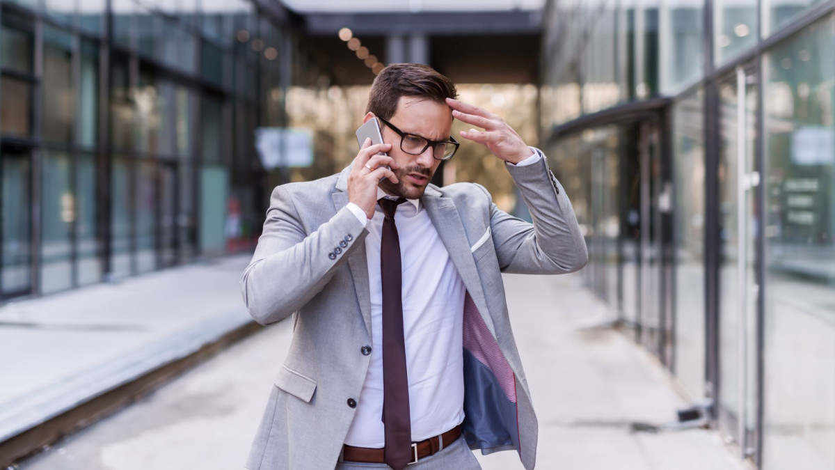 Gestresster Makler am Telefon