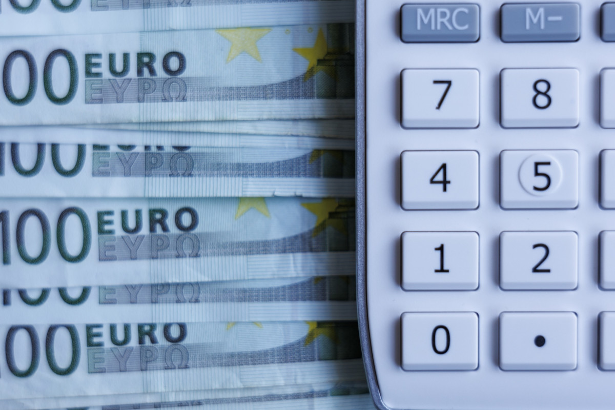 Euroscheine und daneben ein Taschenrechner
