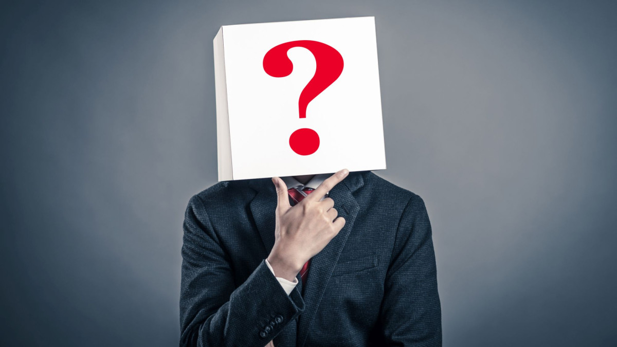 Geschäftsmann mit Fragezeichen auf dem Kopf