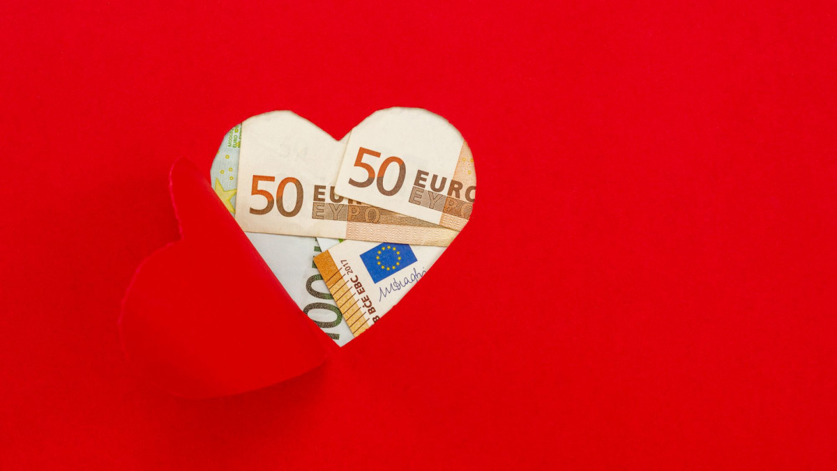 Geldscheine hinter rotem Papier