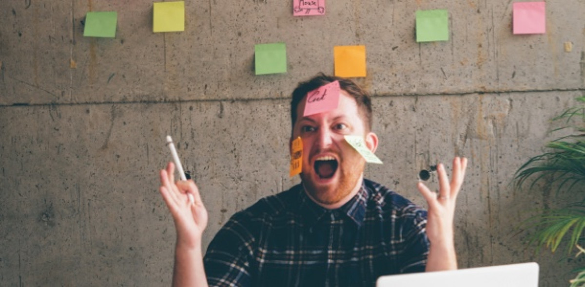 So macht der Job eines Vermittlers Spaß: Mit einem Produkt, dass Vorteile für alle Seiten bereit hält. Bild: Adobe Stock/chayathon2000