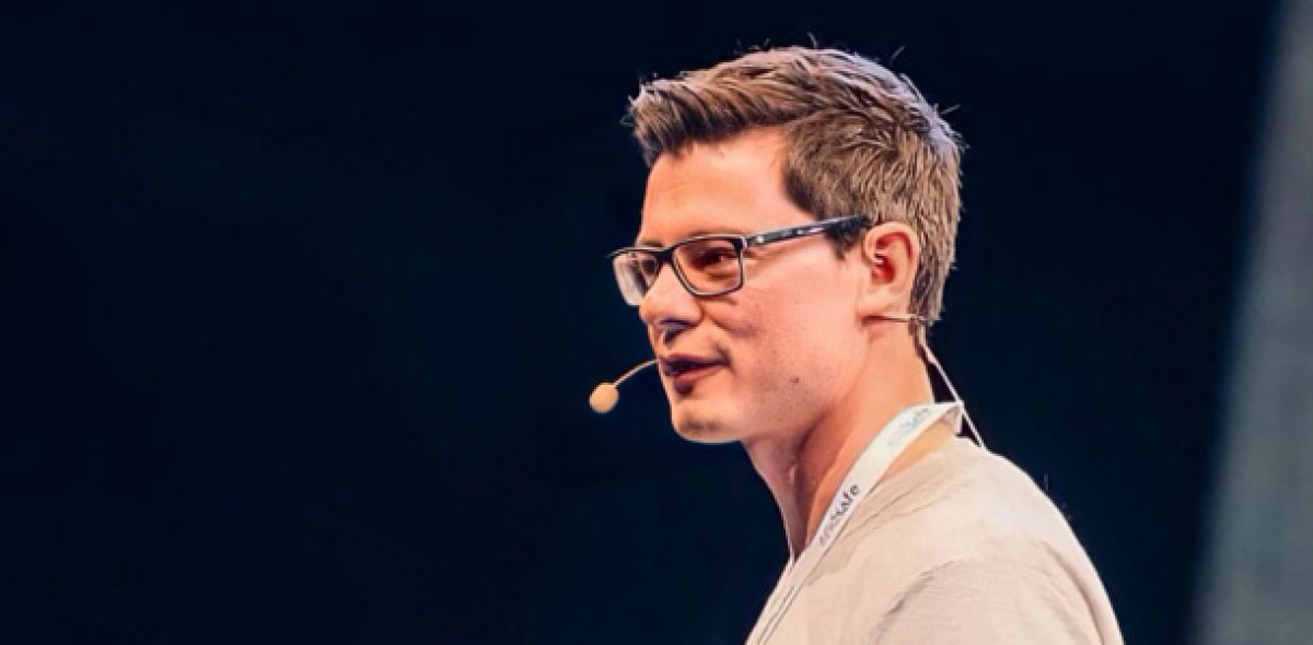 Versicherungsmakler Bastian Kunkel (links) setzt auf Online-Beratung. 