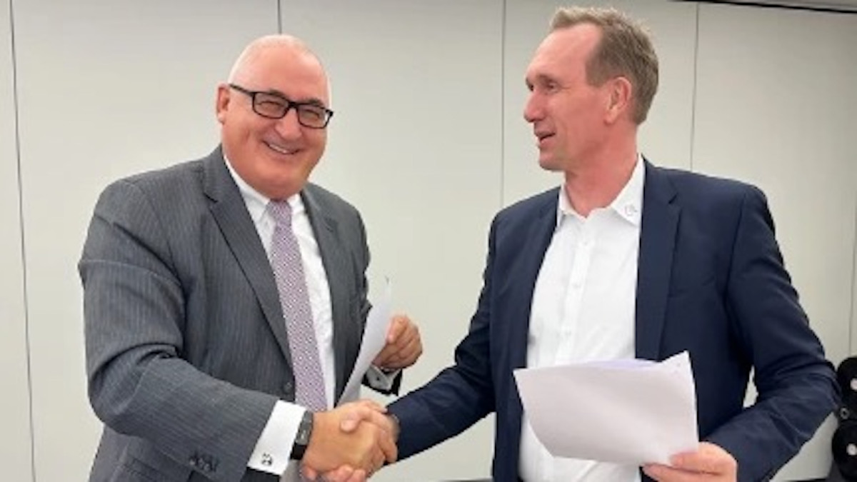 v.l.: Stephan Schinnenburg (LSH), Jens-Uwe Rohwer (OAB) Ostangler Brandgilde und Landesschadenhilfe fusionieren