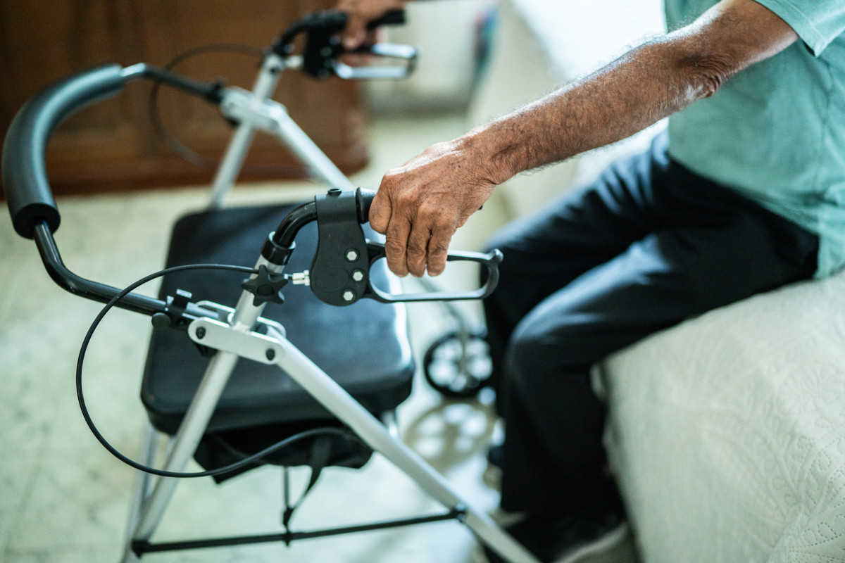 Pflegebedürftiger Mann mit Rollator