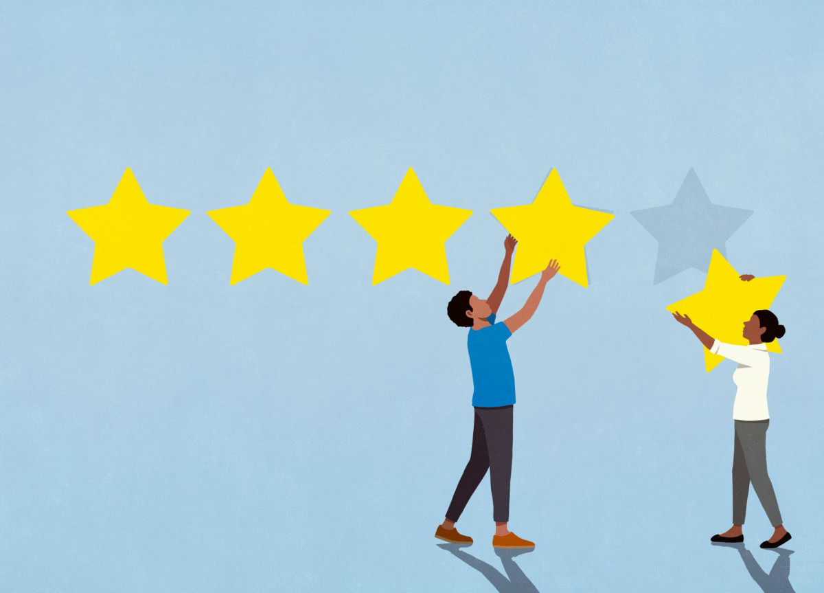 Zwei Menschen installieren Sterne an einer Wand