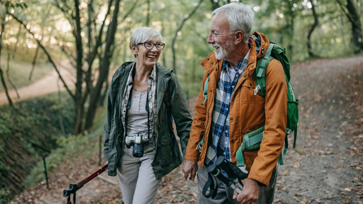 Aktives Seniorenpaar geht Wandern und Fotografieren